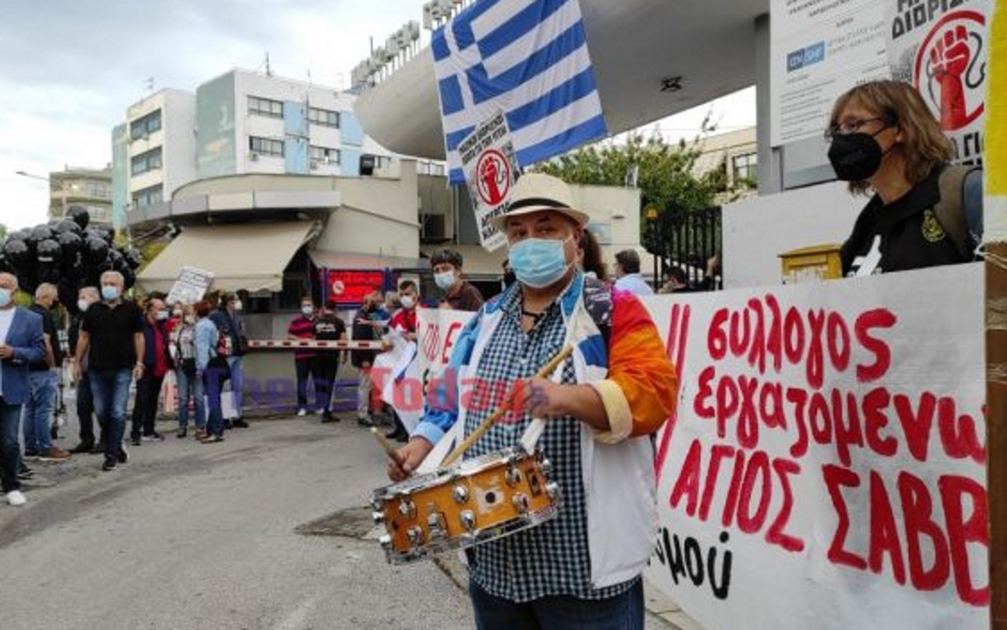 Θεσσαλονίκη: Κρεβάτια και τύμπανα στη συγκέντρωση της ΠΟΕΔΗΝ – Οι υγειονομικοί ξανά στους δρόμους