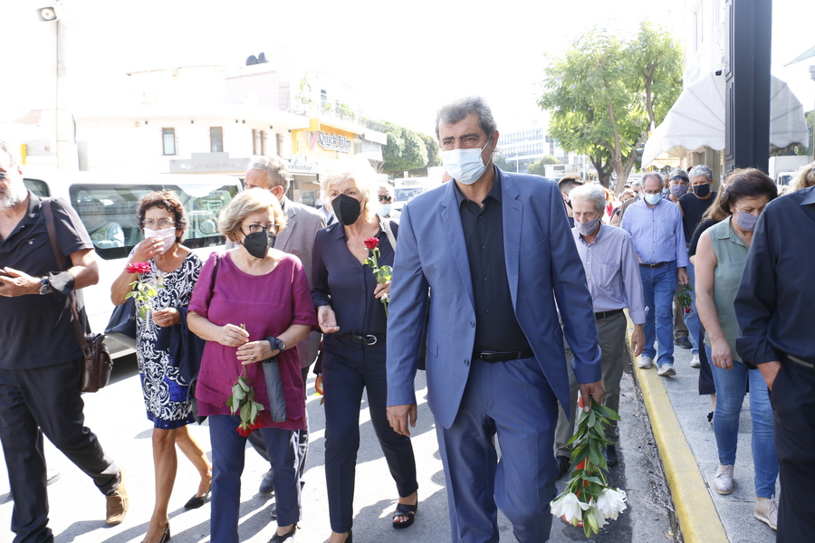 Κηδεία Μίκη Θεοδωράκη: Με μάσκα και λουλούδια ο Παύλος Πολάκης – Τα λόγια που είπε κοιτώντας την κάμερα