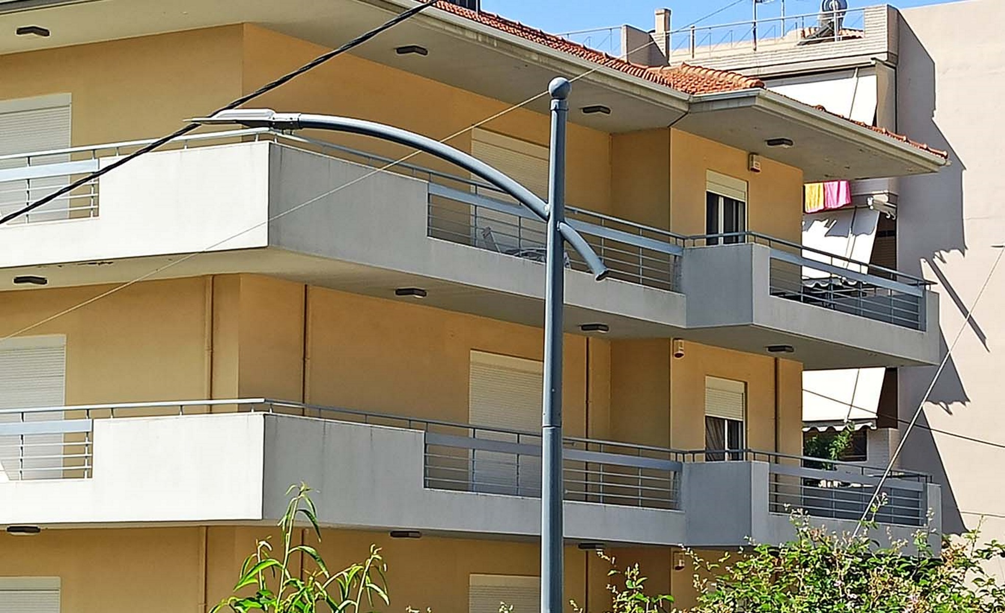 Βουτιά θανάτου στο Αγρίνιο – 35χρονος οδηγός σχολικού έπεσε από τον 2ο όροφο και σκοτώθηκε