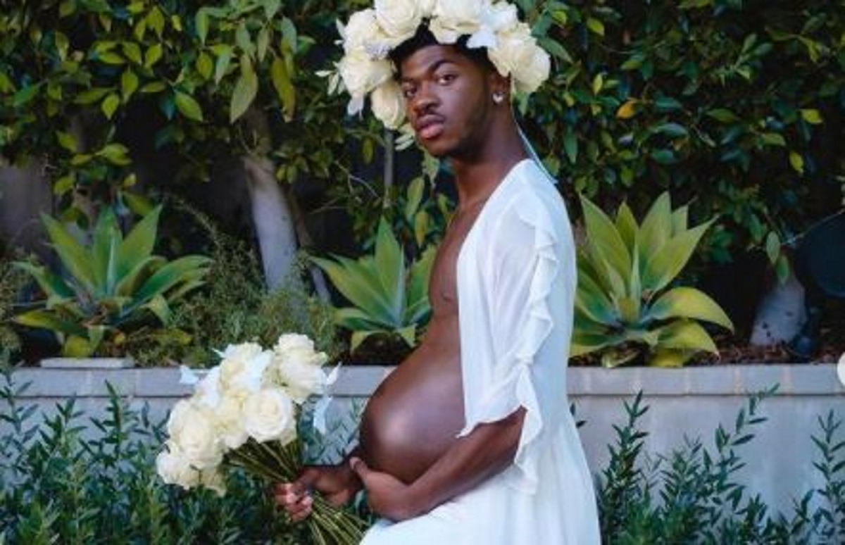 O ράπερ Lil Nas X ποζάρει «έγκυος» γιατί περιμένει το νέο του άλμπουμ