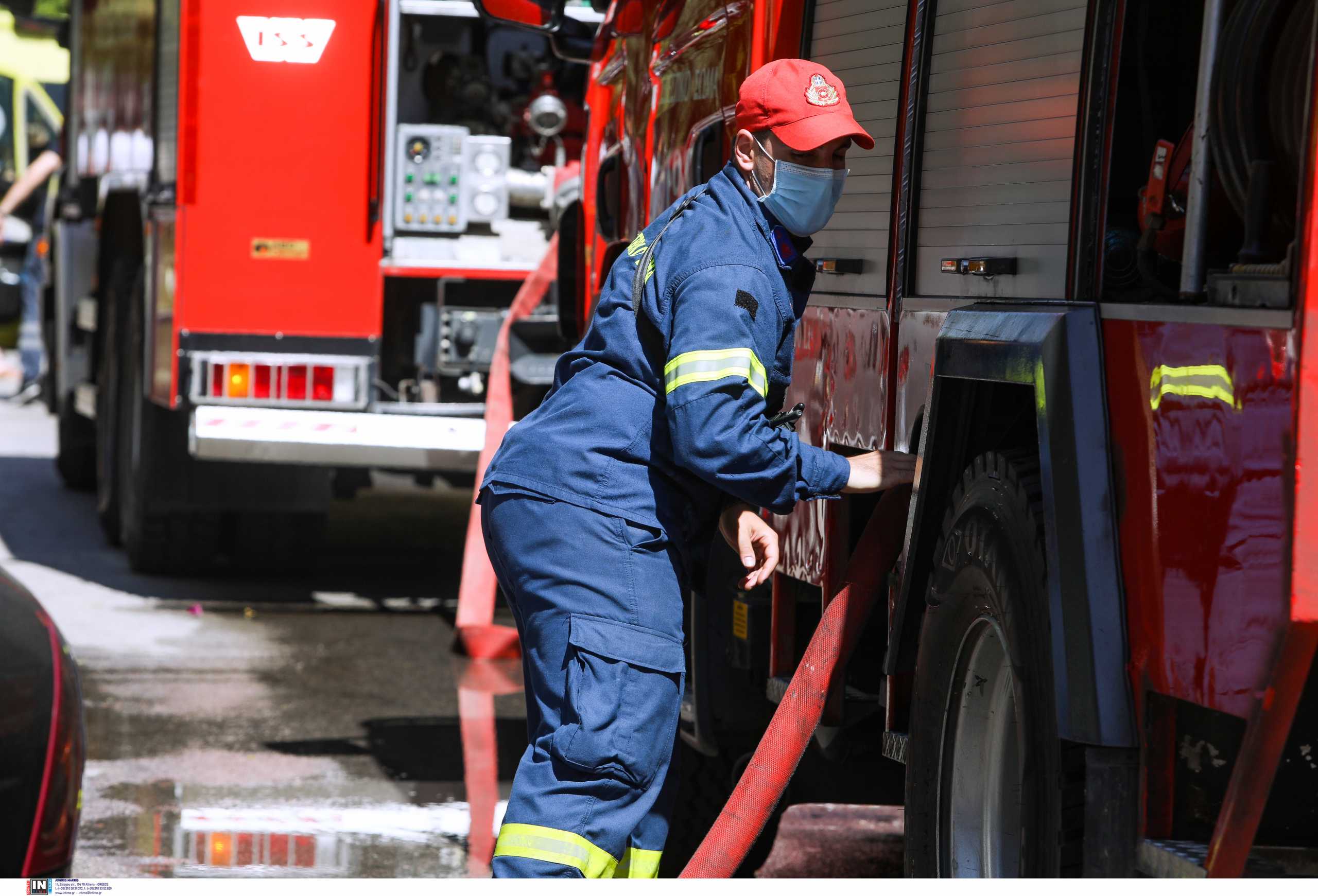 Φωτιά σε αυτοκίνητο στη Συγγρού – Επιχείρηση της πυροσβεστικής