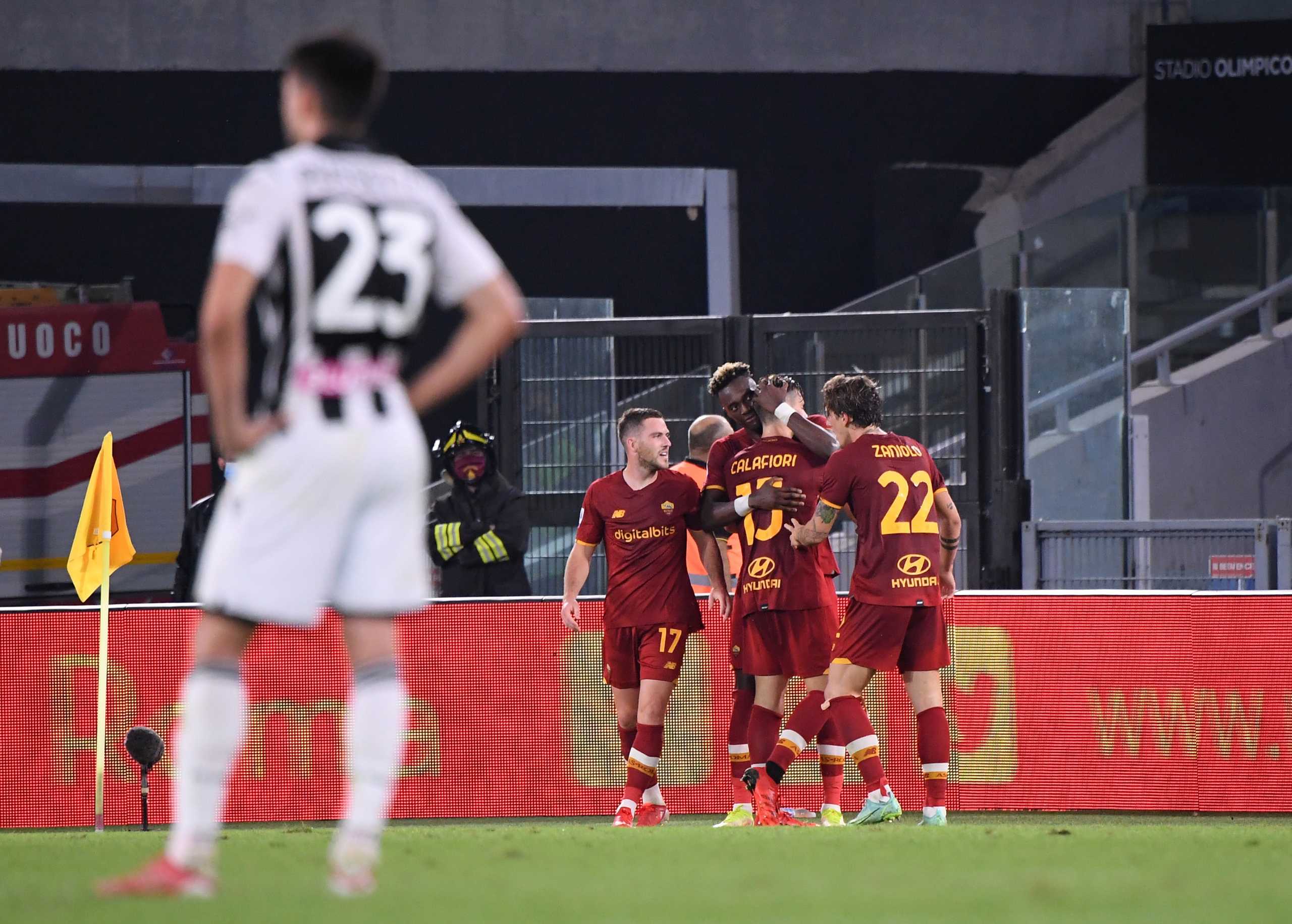 Soccer Football - Serie A - AS Roma v Udinese - Stadio Olimpico, Rome, Italy - September 23, 2021 AS Roma's Tammy Abraham celebrates scoring their first goal with teammates REUTERS