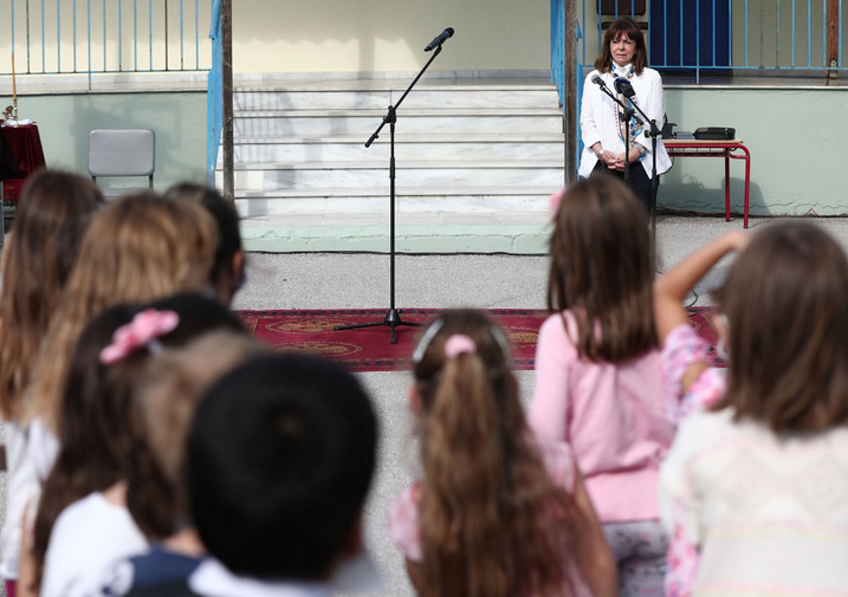 (Ξένη Δημοσίευση) Η Πρόεδρος της Δημοκρατίας Κατερίνα Σακελλαροπούλου μιλάει στην τελετή του αγιασμού της νέας σχολικής χρονιάς στο Δημοτικό Σχολείο της Αγίας Άννας στην Εύβοια,  Δευτέρα 13 Σεπτεμβρίου 2021. ΑΠΕ-ΜΠΕ