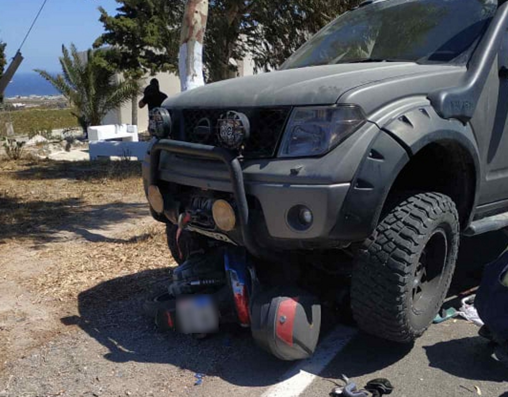 Σαντορίνη: Θηριώδες τζιπ «θέρισε» οδηγό μηχανής μπροστά στη γυναίκα του – Σκηνές που σοκάρουν