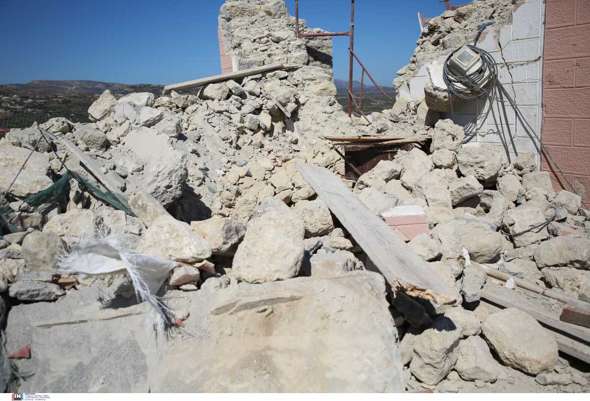 Σεισμός στην Κρήτη: Εικόνες από το χωριό που άντεξαν μόνο δύο σπίτια – Φεύγουν από το Αρκαλοχώρι