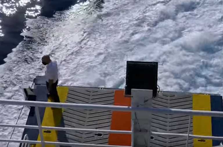 Σέριφος: Βίντεο με τη στιγμή που το πλοίο Speedrunner III περνάει ξυστά από τον ντόκο του λιμανιού