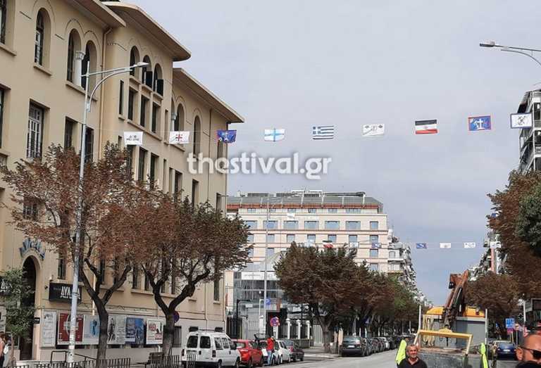 Θεσσαλονίκη: Σημαίες της επανάστασης του 1821 στόλισαν την πόλη – Επί ποδός τα συνεργεία