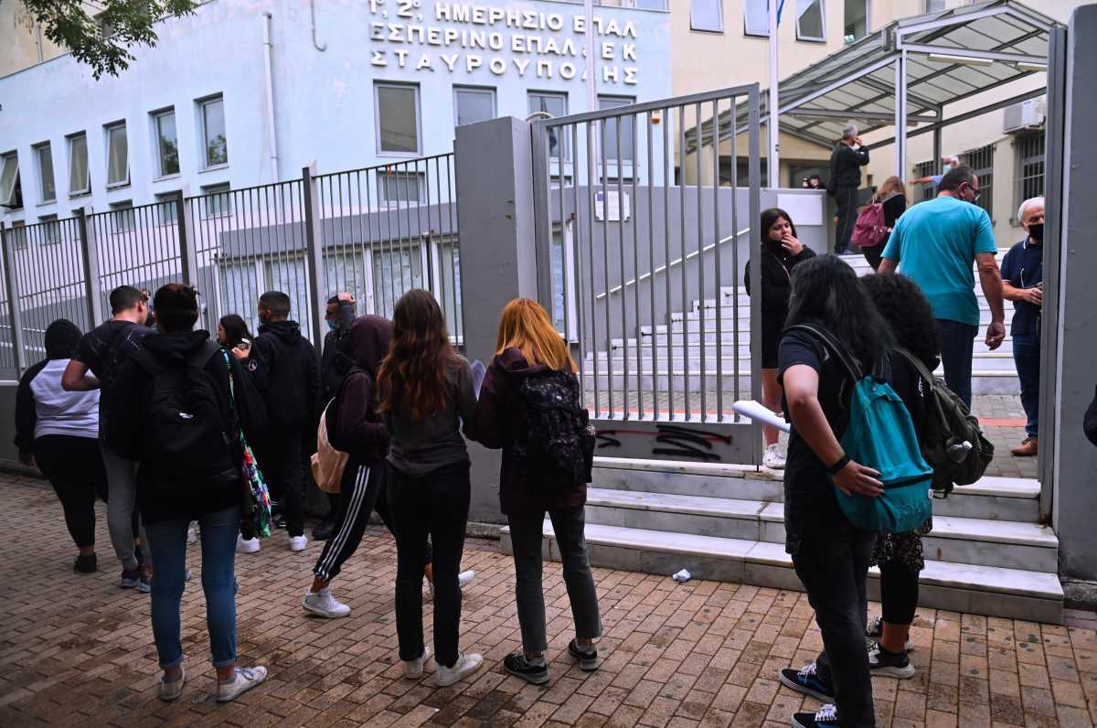 Θεσσαλονίκη – ΕΠΑΛ Σταυρούπολης: Επίθεση και σε μαθήτρια μέσα στο σχολείο από τους κουκουλοφόρους – 2 τραυματίες