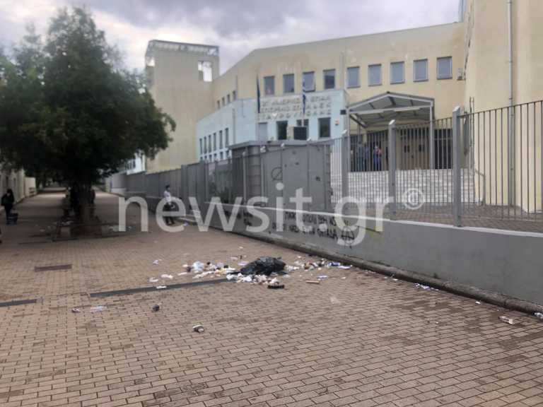 Νέα επεισόδια στο ΕΠΑΛ Σταυρούπολης - Επίθεση κουκουλοφόρων μέσα από το σχολείο με μολότοφ και πέτρες