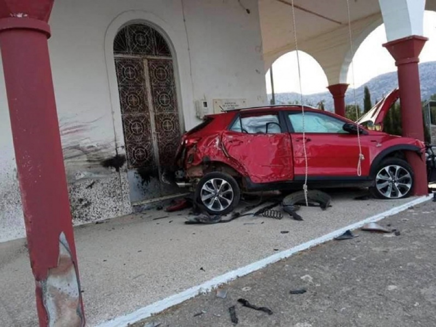Λασίθι: Αυτοκίνητο καρφώθηκε σε εκκλησία – Απίστευτες εικόνες