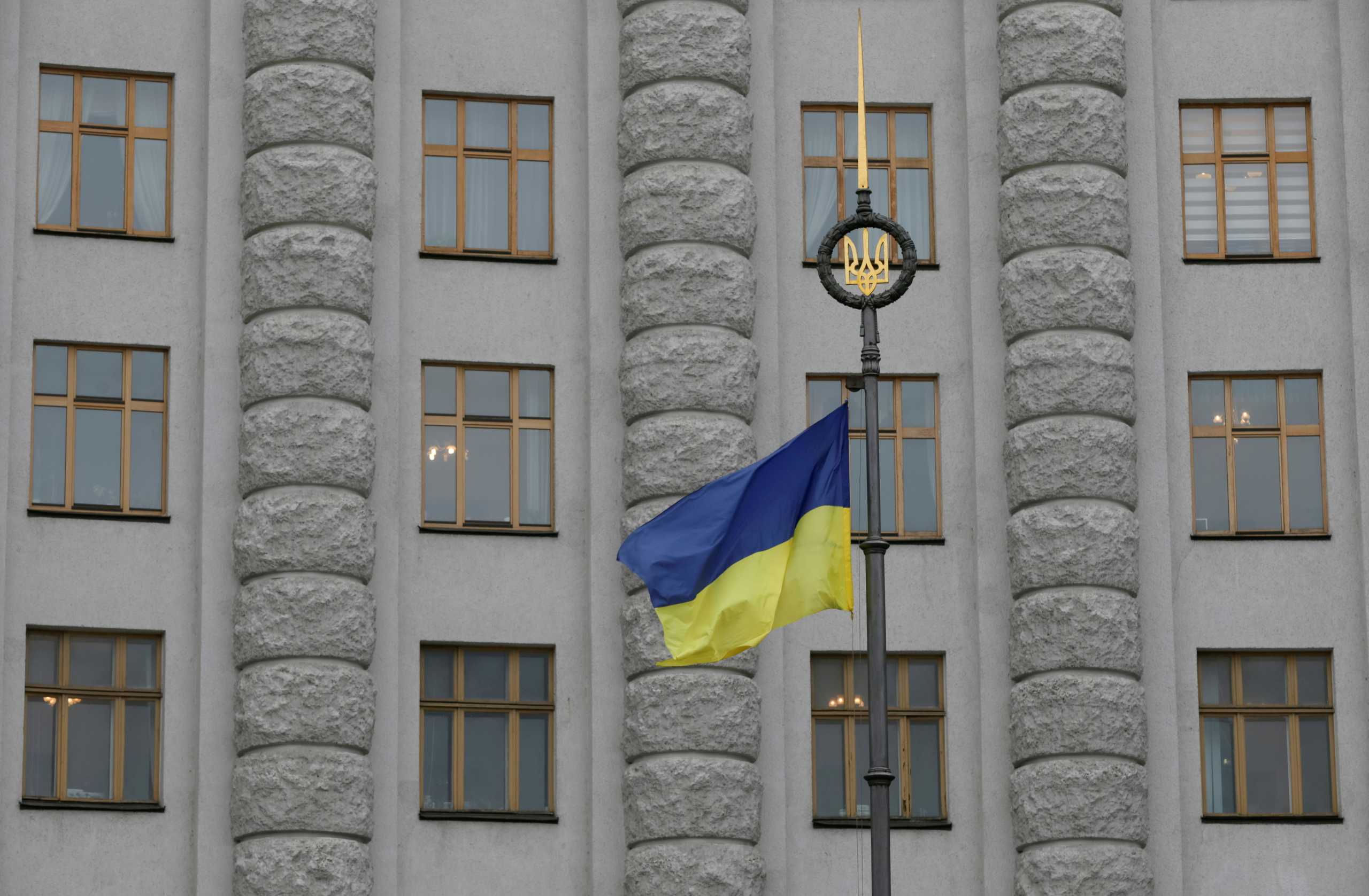 FILE PHOTO: A Ukrainian national flag flies in front of the government building in central Kiev, Ukraine, March 3, 2016.  REUTERS