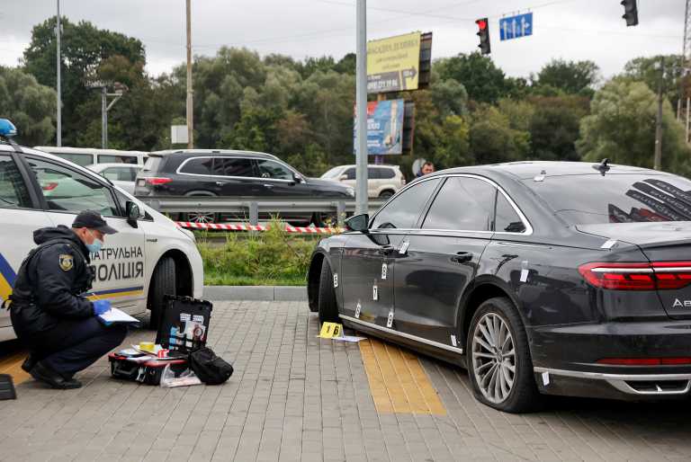 Ουκρανία: Απόπειρα δολοφονίας εναντίον συμβούλου του Ζελένσκι – «Γάζωσαν» το αυτοκίνητό του