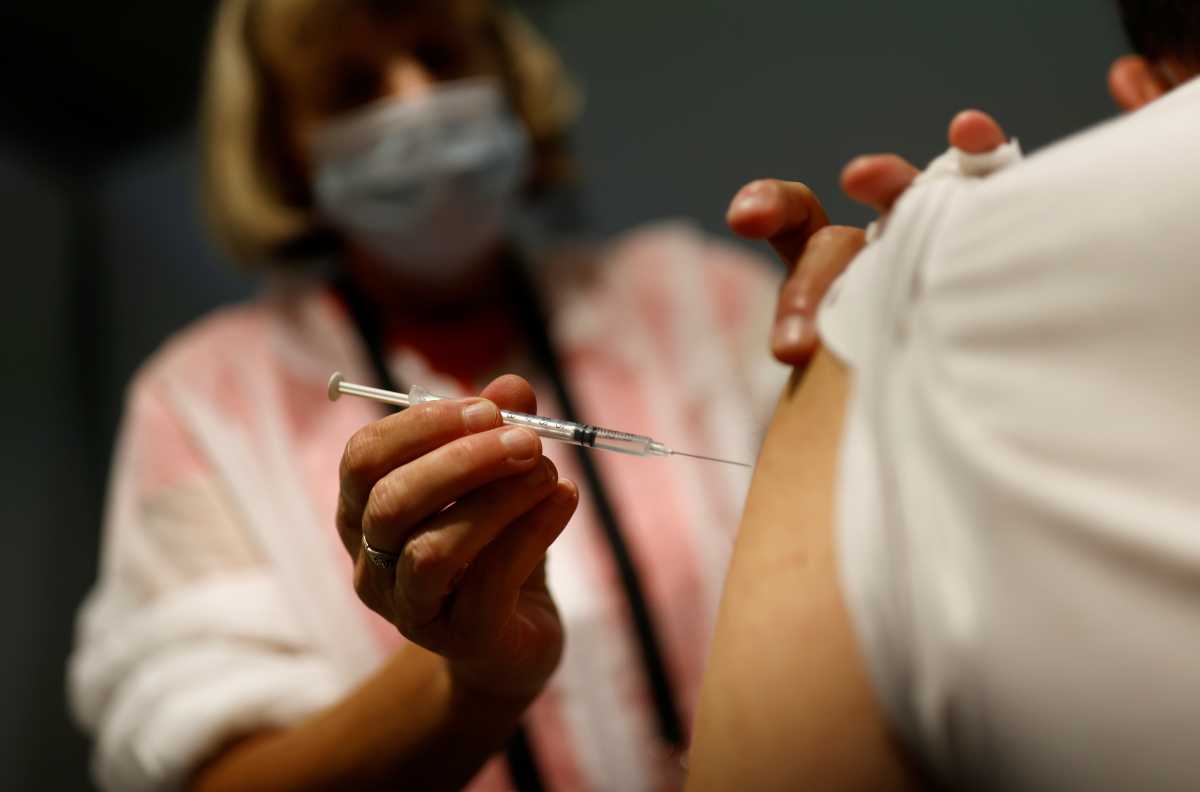 Κορονοϊός: Έδειρε νοσοκόμα γιατί εμβολίασε τη γυναίκα του