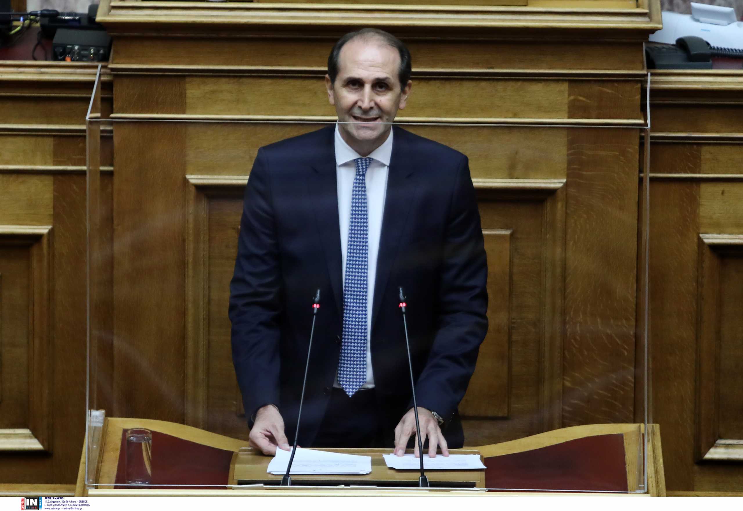 Ìüíç óõæÞôçóç êáé øÞöéóç åðß ôçò áñ÷Þò, ôùí Üñèñùí êáé ôïõ óõíüëïõ ôïõ ó÷åäßïõ íüìïõ ôïõ Õðïõñãåßïõ Íáõôéëßáò êáé ÍçóéùôéêÞò ÐïëéôéêÞò: «Êýñùóç óõìöùíßáò ôñïðïðïßçóçò ôçò áðü 24.6.2016 Óýìâáóçò Ðáñá÷þñçóçò ðïõ ôéôëïöïñåßôáé «Óýìâáóç Ðáñá÷þñçóçò ó÷åôéêÜ ìå ôç ÷ñÞóç êáé ôçí åêìåôÜëëåõóç ïñéóìÝíùí ÷þñùí êáé ðåñéïõóéáêþí óôïé÷åßùí åíôüò ôïõ ËéìÝíïò Ðåéñáéþò» ìåôáîý ôïõ Åëëçíéêïý Äçìïóßïõ êáé ôçò "Ïñãáíéóìüò ËéìÝíïò Ðåéñáéþò Á.Å."».
ÅÉÓÇÃÇÔÅÓ: Âáóßëåéïò Ãéüãéáêáò êáé ÍåêôÜñéïò Óáíôïñéíéüò.