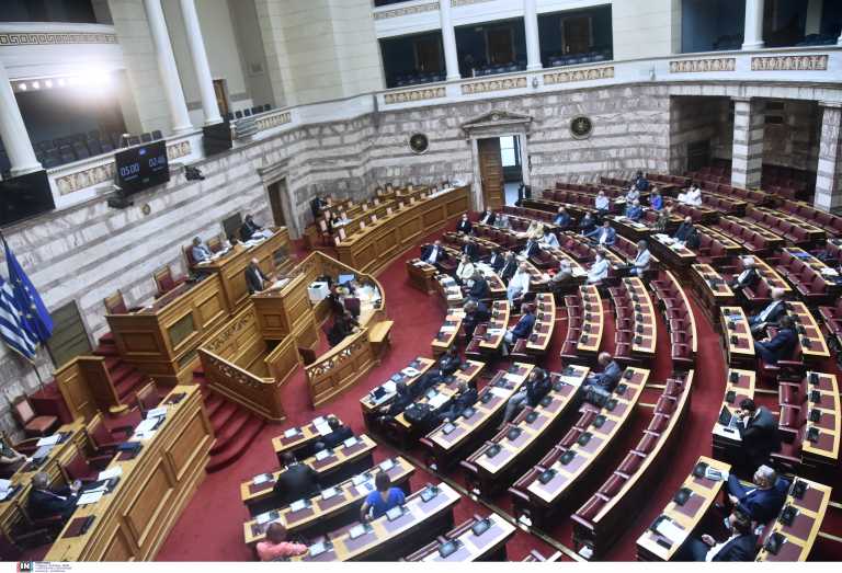 ΝΔ: Νέοι κοινοβουλευτικοί εκπρόσωποι ο Χάρης Θεοχάρης και η Φωτεινή Αραμπατζή
