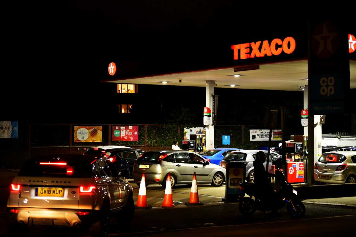 Vehicles queue to refill at a Texaco fuel station in south London, Britain, September 26, 2021.  Picture taken September 26, 2021.  REUTERS