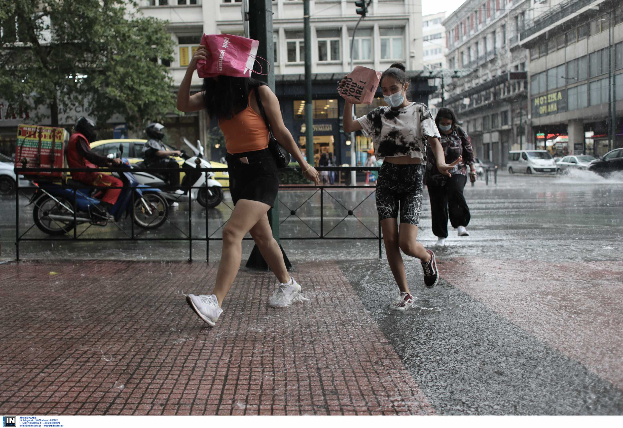 Καιρός – meteo: Βροχές, καταιγίδες και πτώση θερμοκρασίας την Τρίτη