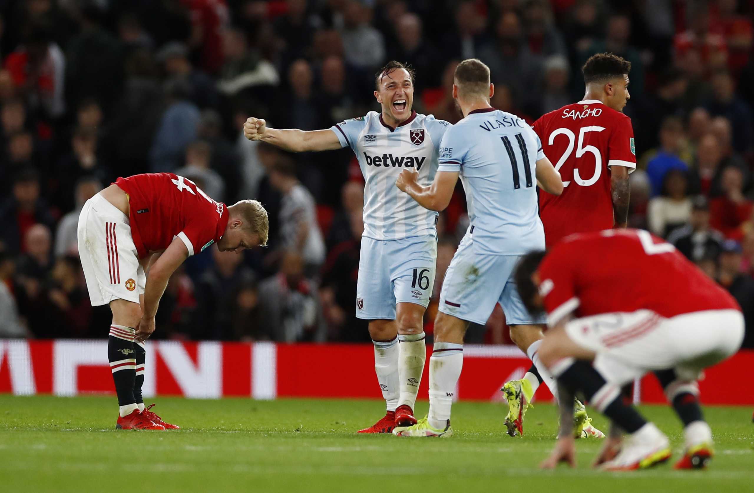 Soccer Football - Carabao Cup - Third Round - Manchester United v West Ham United - Old Trafford, Manchester, Britain - September 22, 2021 West Ham United's Mark Noble celebrates with Nikola Vlasic as Manchester United's Donny van de Beek looks dejected after the match Action Images via Reuters