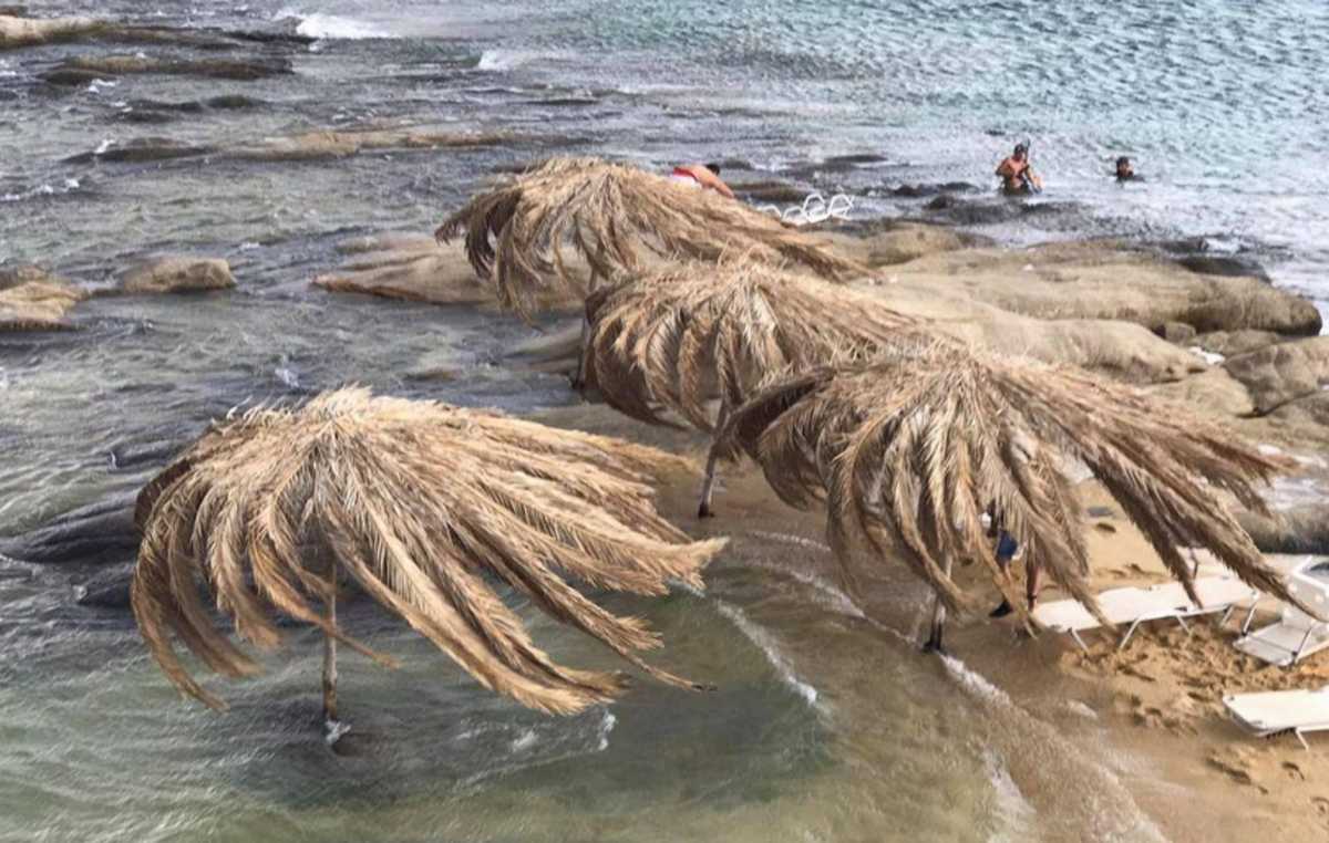 Χαλκιδική: Η στιγμή που τροπική καταιγίδα σαρώνει παραλία – Δείτε τον κόσμο που τρέχει να φύγει