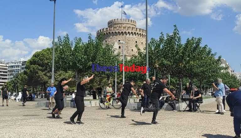 Θεσσαλονίκη: Χορεύουν ζεϊμπέκικο στον Λευκό Πύργο για τον Μίκη - «Φεγγάρι μάγια μου έκανες», «Βρέχει στη φτωχογειτονιά»