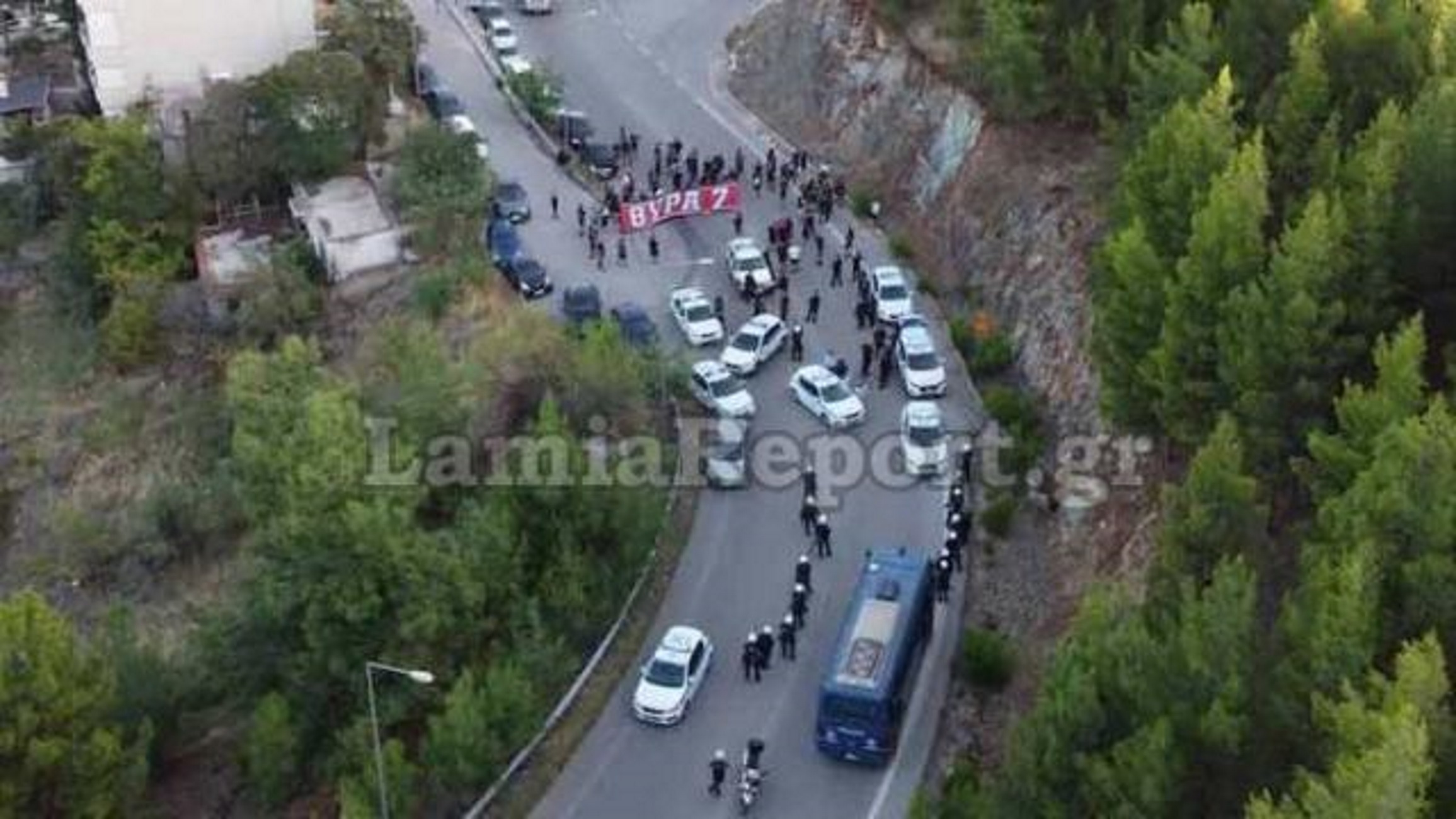 Λαμία: Το μπλόκο της αστυνομίας σε οπαδούς του Ολυμπιακού – Δείτε την πανοραμική εικόνα