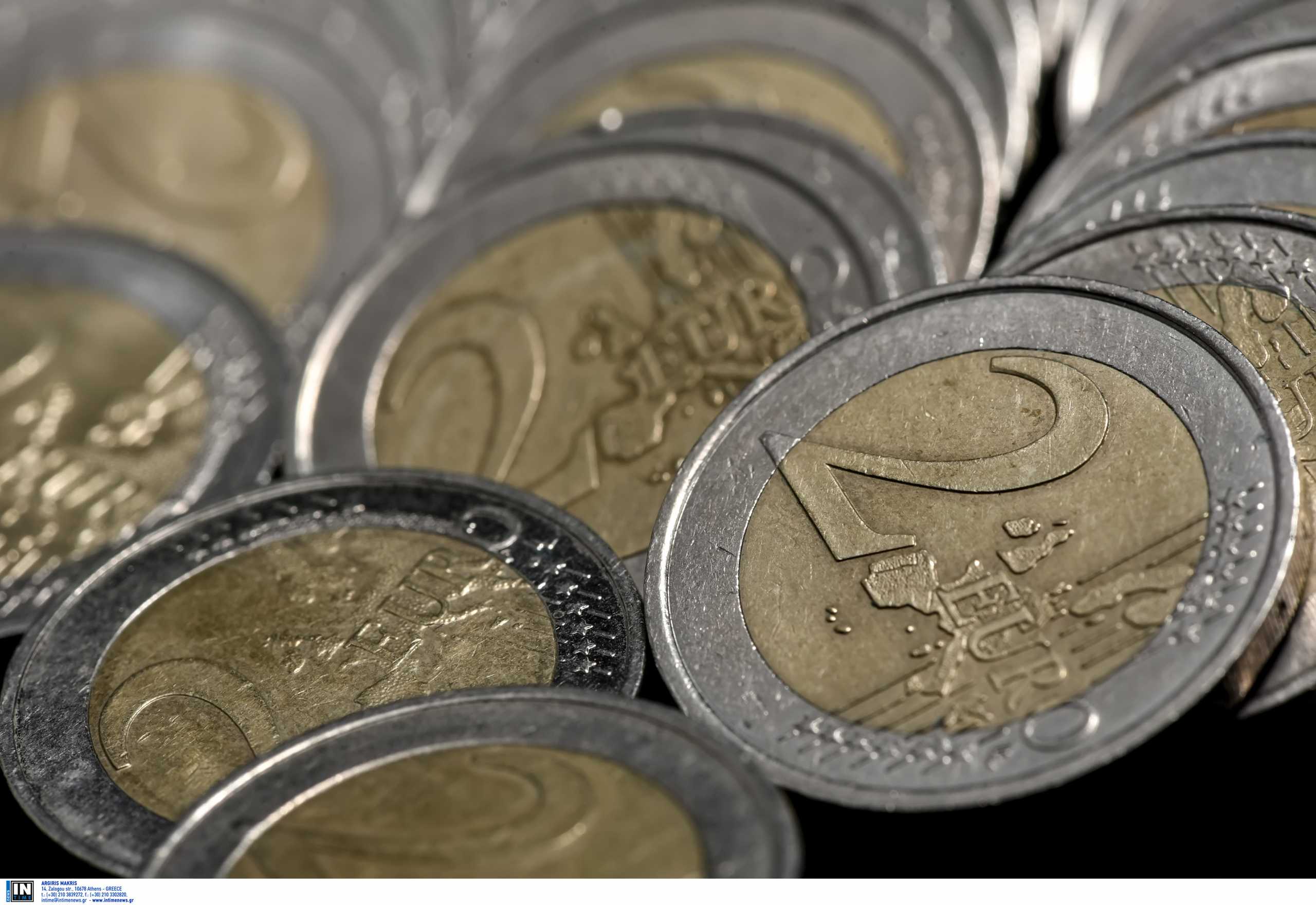 Πλαστά κέρματα των 2 ευρώ κατέκλυσαν την αγορά – Το τρικ για να τα διακρίνουμε