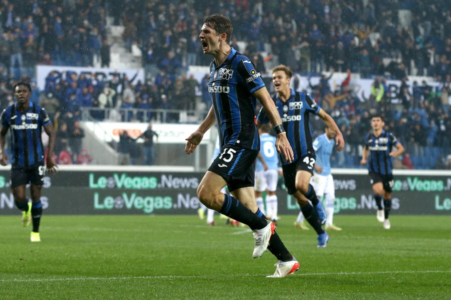 epa09554339 Atalanta's Marten De Roon celebrates after scoring the 2-2 equalizer during the Italian Serie A soccer match Atalanta BC vs SS Lazio at the Gewiss Stadium in Bergamo, Italy, 30 October 2021.  EPA