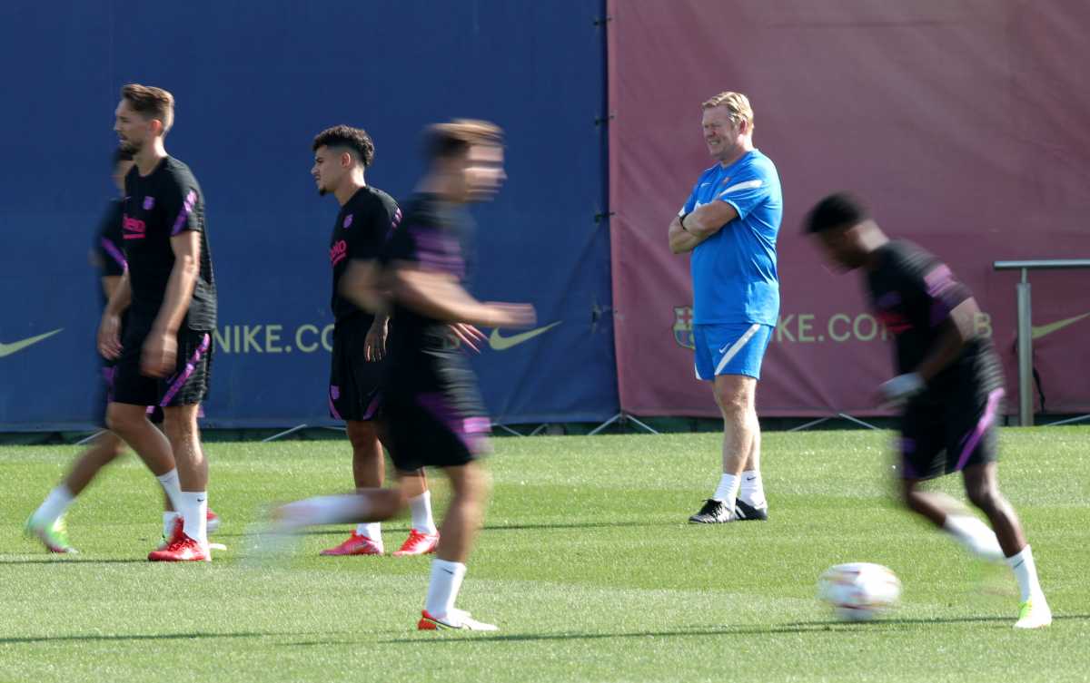 Soccer Football - Champions League - FC Barcelona Training - Ciutat Esportiva Joan Gamper, Barcelona, Spain - September 28, 2021 FC Barcelona coach Ronald Koeman watches his players during training REUTERS