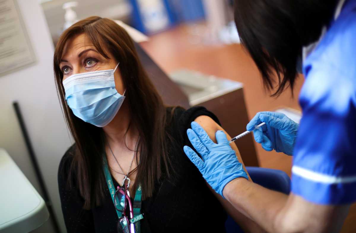 Βρετανία – κορονοϊός: «Τα εμβόλια μας γλιτώνουν από θανάτους, αλλά το Σύστημα Υγείας δέχεται πίεση»