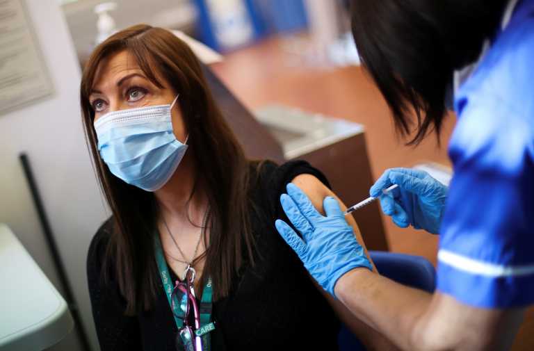 Κορονοϊός: Είναι απαραίτητη η 4η δόση του εμβολίου; Τι απαντά ο Θάνος Δημόπουλος