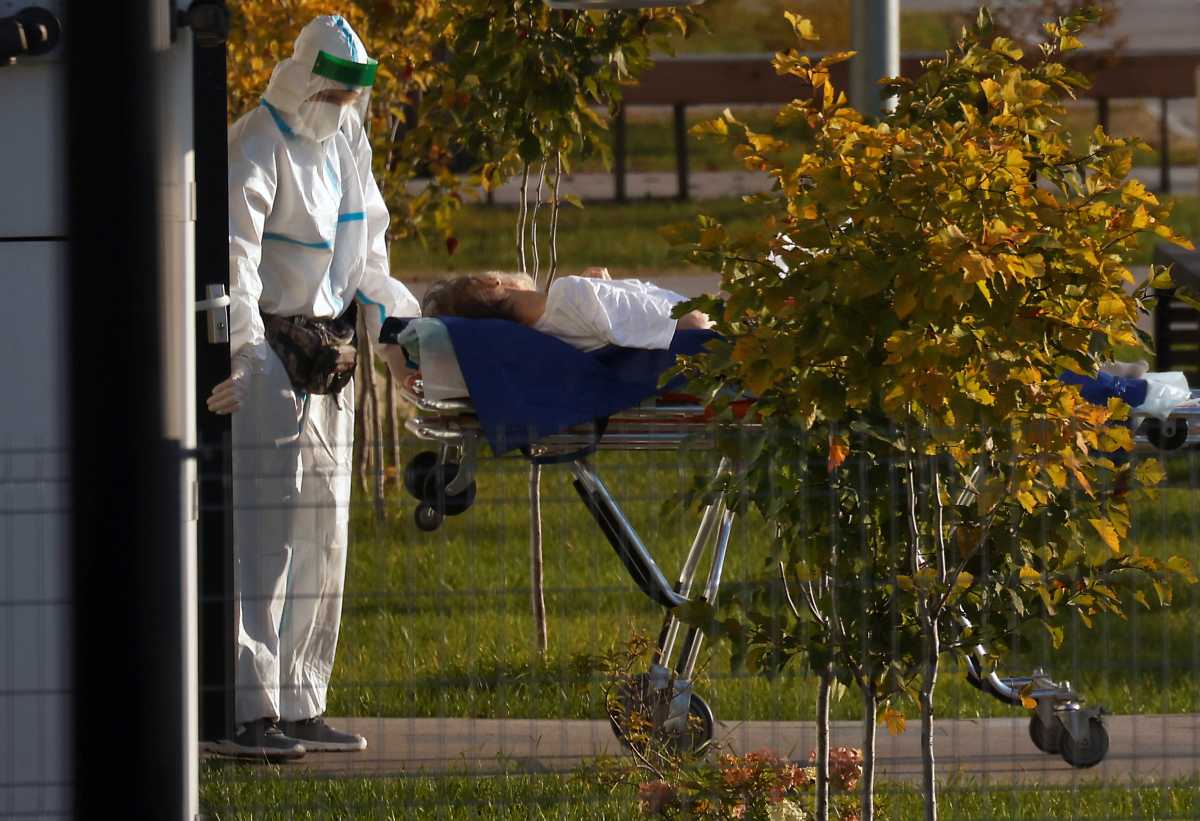 Κορονοϊός: Έκκληση Κρεμλίνου στους πολίτες να εμβολιαστούν – Σπάνε το ένα ρεκόρ μετά το άλλο κρούσματα και θάνατοι