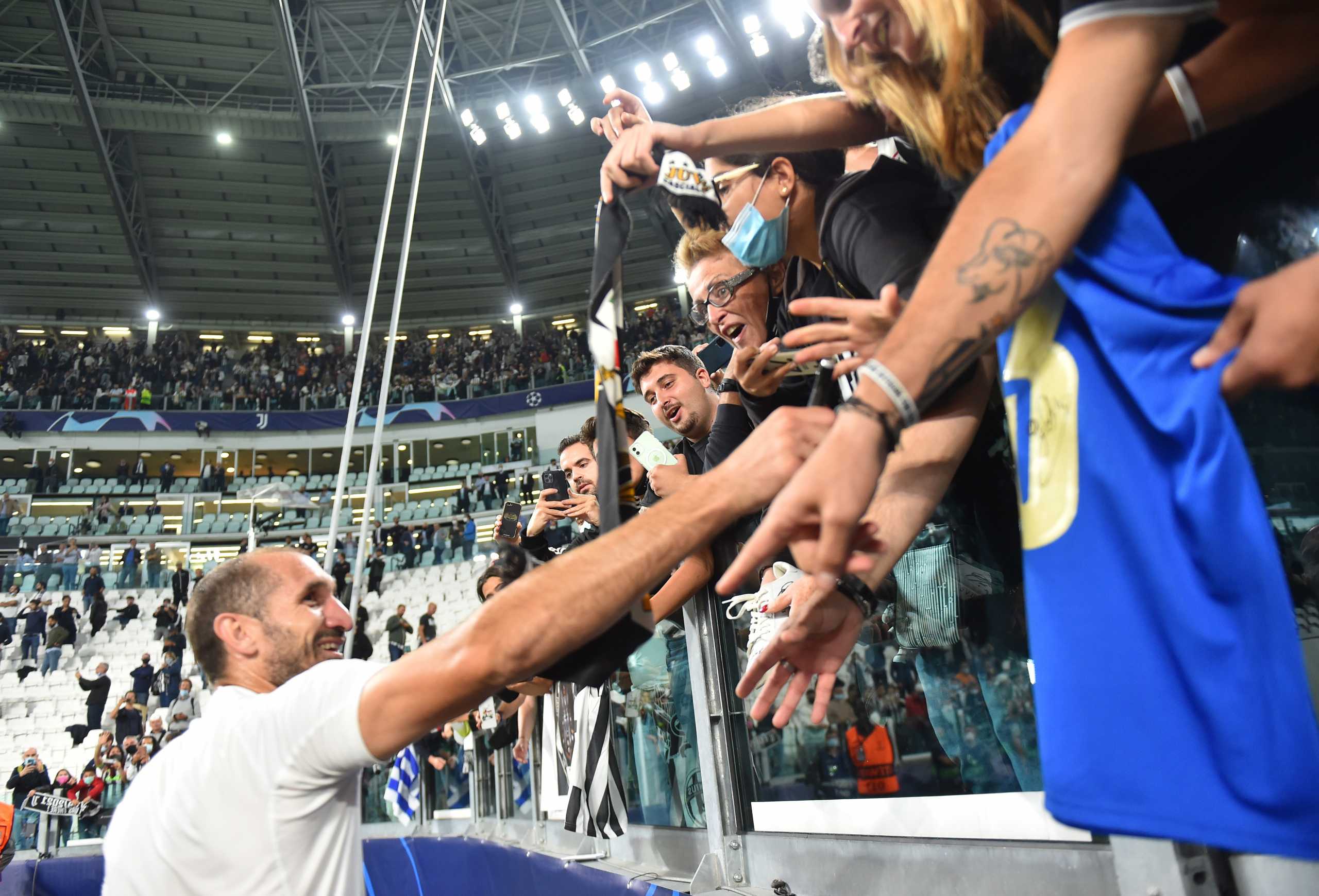 Soccer Football - Champions League - Group H - Juventus v Chelsea - Allianz Stadium, Turin, Italy - September 29, 2021 Juventus' Giorgio Chiellini celebrates with fans after the match REUTERS