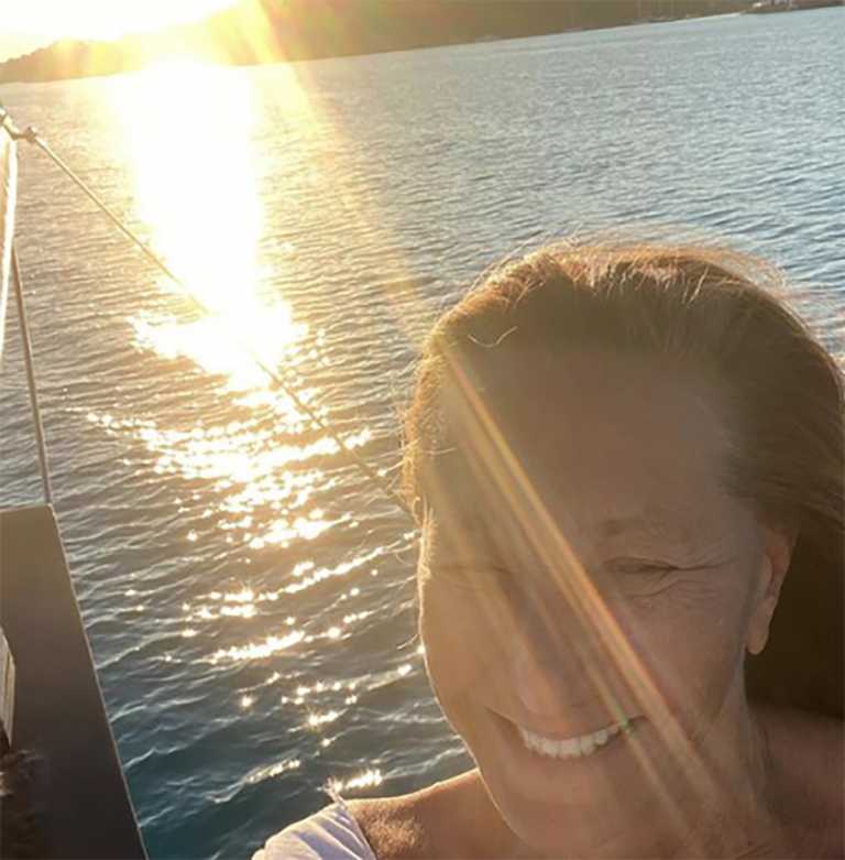 Η Donna Karan αρμενίζει στις ελληνικές θάλασσες και διαφημίζει τα ηλιοβασιλέματά μας