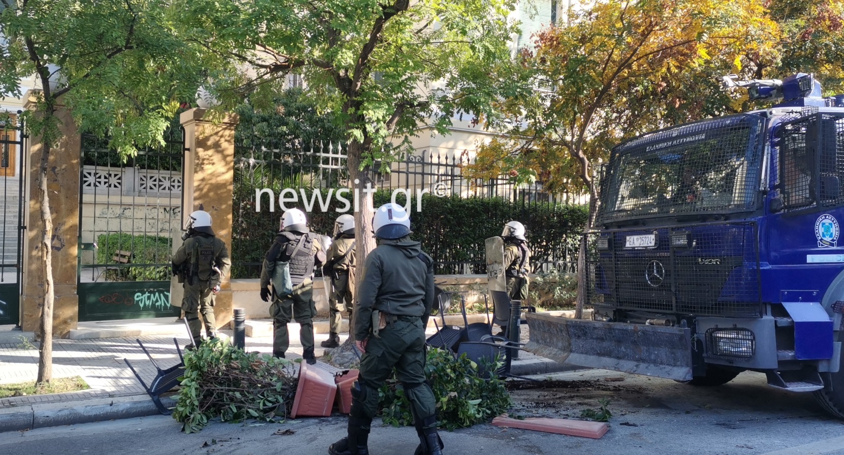 Επεισόδια έξω από την ΑΣΟΕΕ – Κλειστή η Πατησίων
