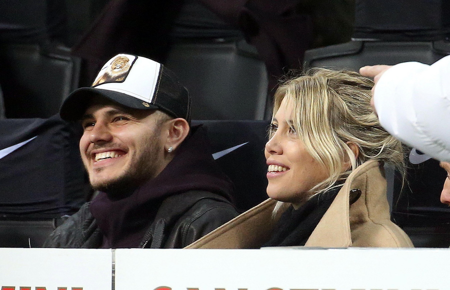 epa07377787 Inter Milan's Mauro Icardi and his wife Wanda Nara watch the Italian Serie A soccer match between FC Inter and Sampdoria at Giuseppe Meazza stadium in Milan, Italy, 17 February 2019.  EPA