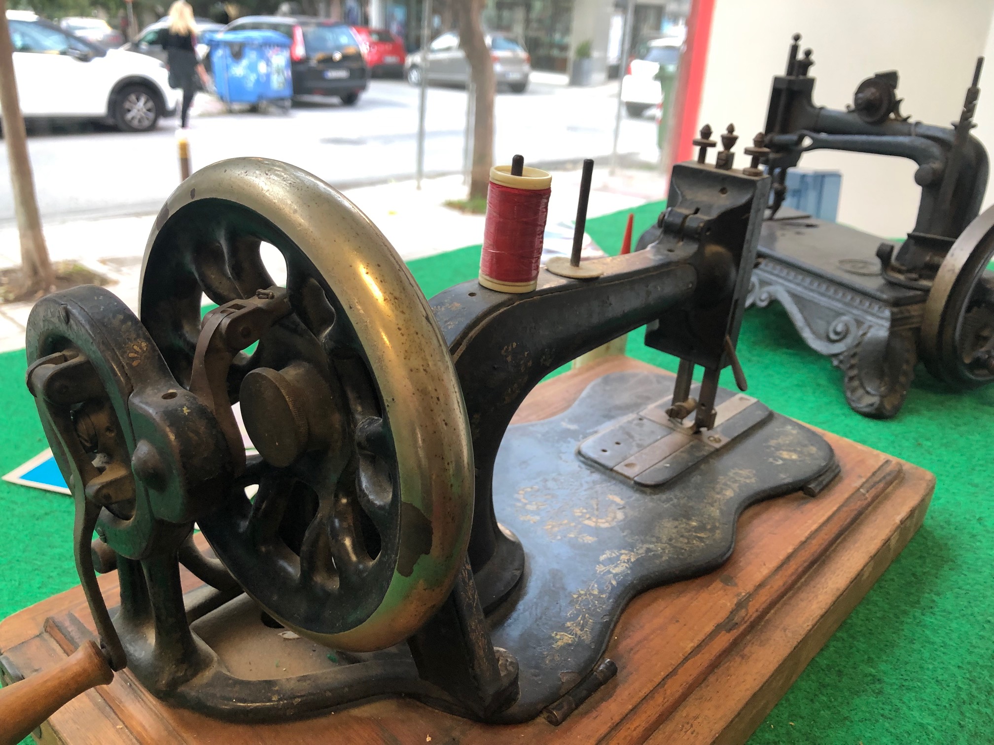Θεσσαλονίκη: Βρήκε στα σκουπίδια ραπτομηχανή 150 ετών – Η ιστορία πίσω από τις εικόνες