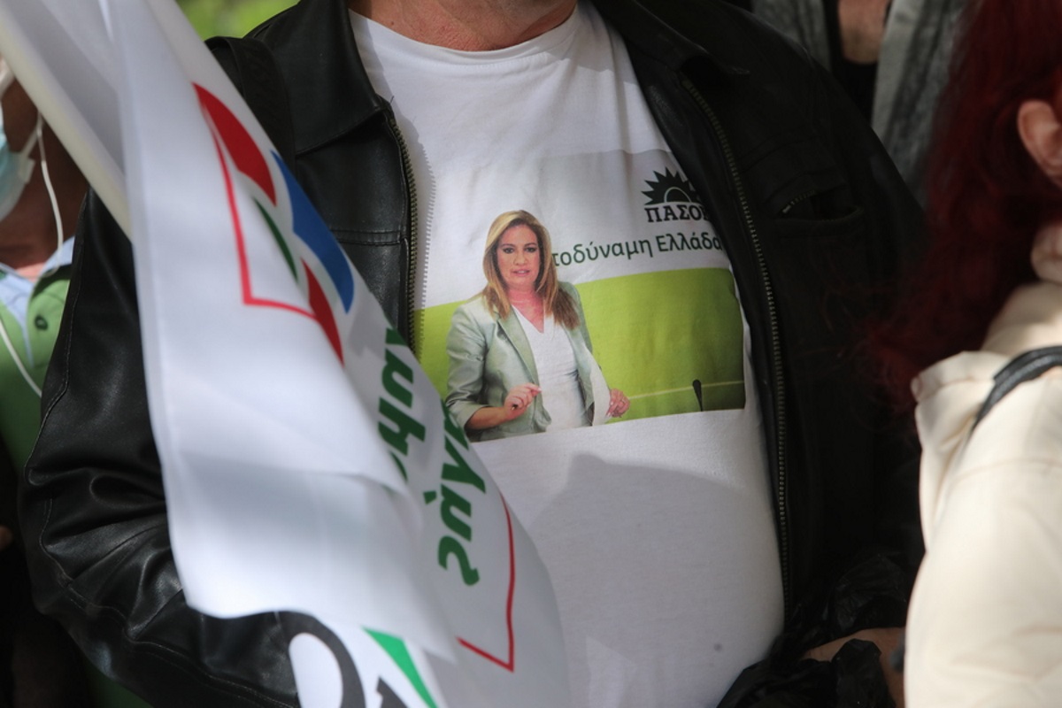 Κηδεία Φώφης Γεννηματά: Οπαδός πήγε στην Μητρόπολη με μπλουζάκι της
