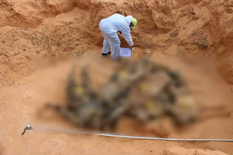 Λιβύη: 42 πτώματα που δεν έχουν αναγνωρισθεί ανασύρθηκαν από ομαδικό τάφο στην Σύρτη