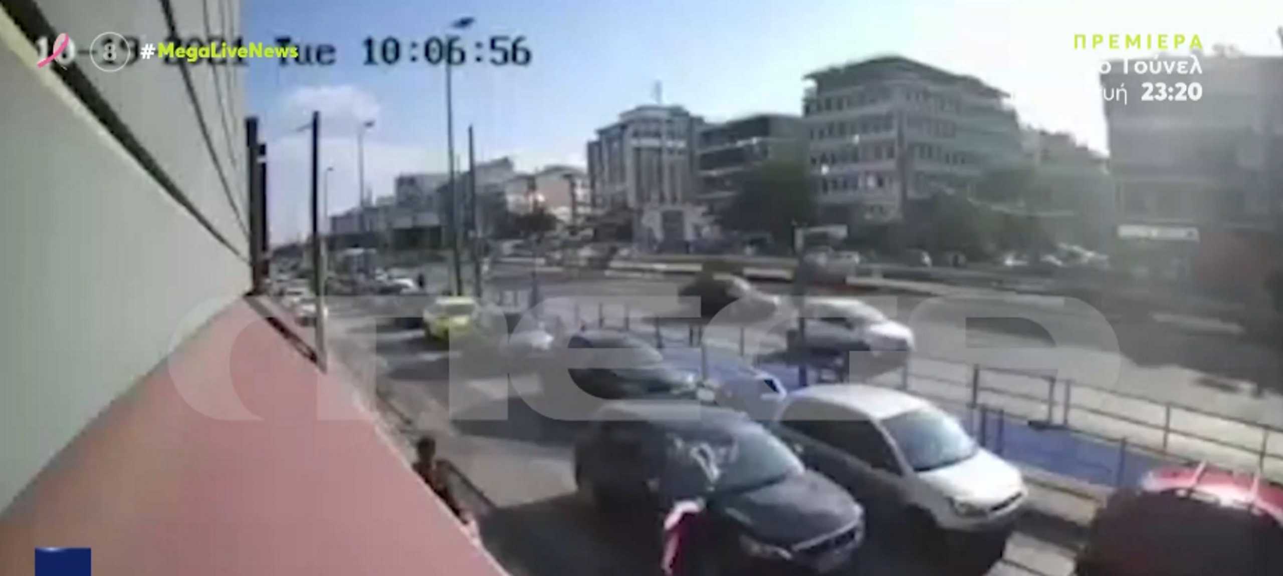 Βίντεο ντοκουμέντο δείχνει αυτοκίνητο να παρασύρει πεζή σε παράδρομο της Συγγρού – Σώθηκε από θαύμα
