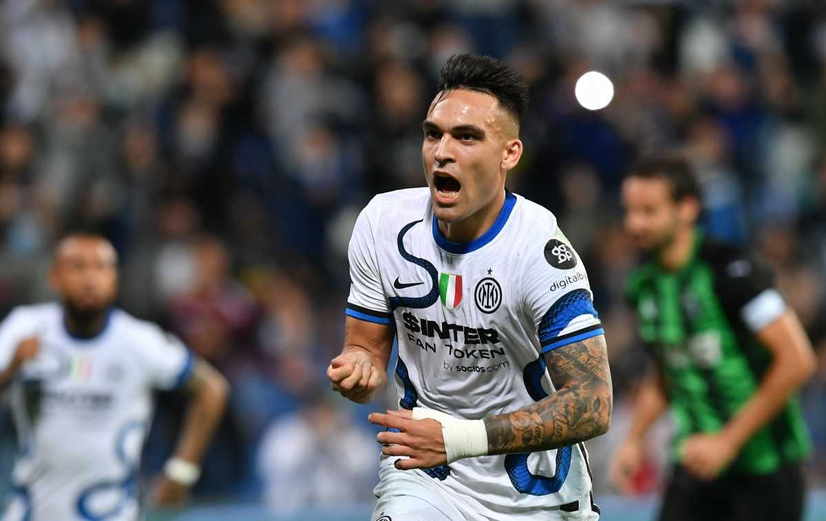 Soccer Football - Serie A - U.S. Sassuolo v Inter Milan - Mapei Stadium - Citta del Tricolore, Reggio Emilia, Italy - October 2, 2021 Inter Milan's Lautaro Martinez celebrates scoring their second goal REUTERS