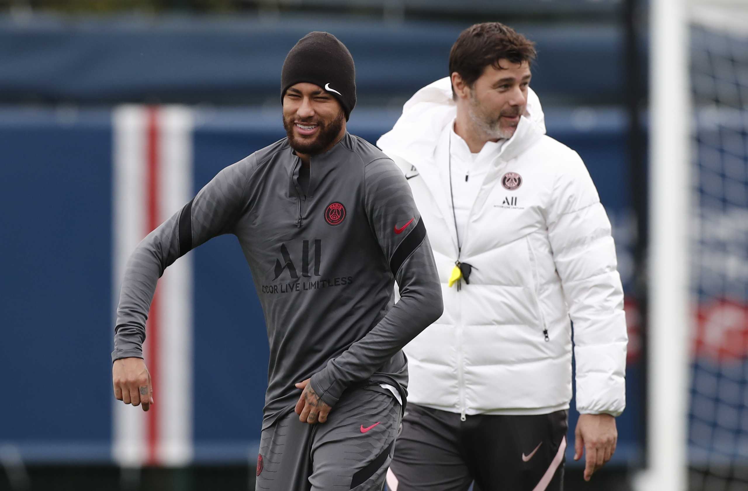 Soccer Football - Champions League - Paris St Germain Training - Ooredoo Training Centre, Saint-Germain-en-Laye, France - October 18, 2021 Paris St Germain coach Mauricio Pochettino with Neymar during training REUTERS