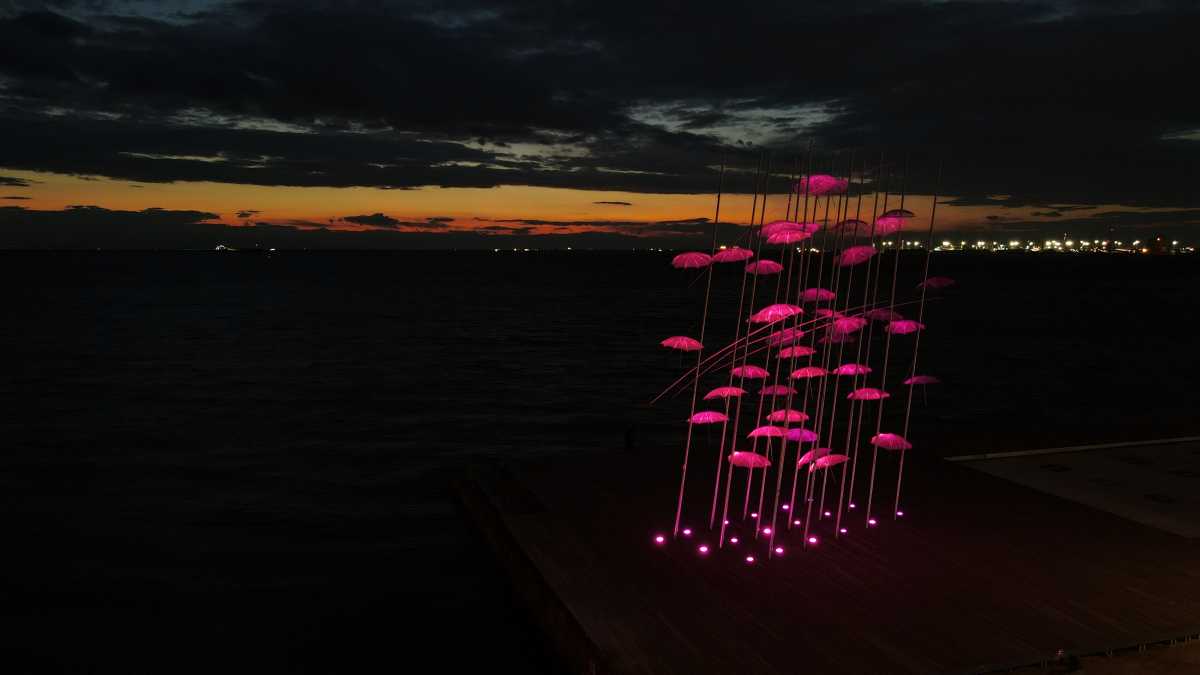 Φωτίστηκαν ροζ οι «Ομπρέλες» σε Θεσσαλονίκη και Παλαιό Ψυχικό