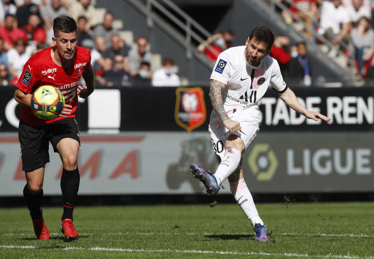 Soccer Football - Ligue 1 - Stade Rennes v Paris St Germain - Roazhon Park, Rennes, France - October 3, 2021 Paris Saint-Germain's Lionel Messi shoots at goal from a free kick REUTERS