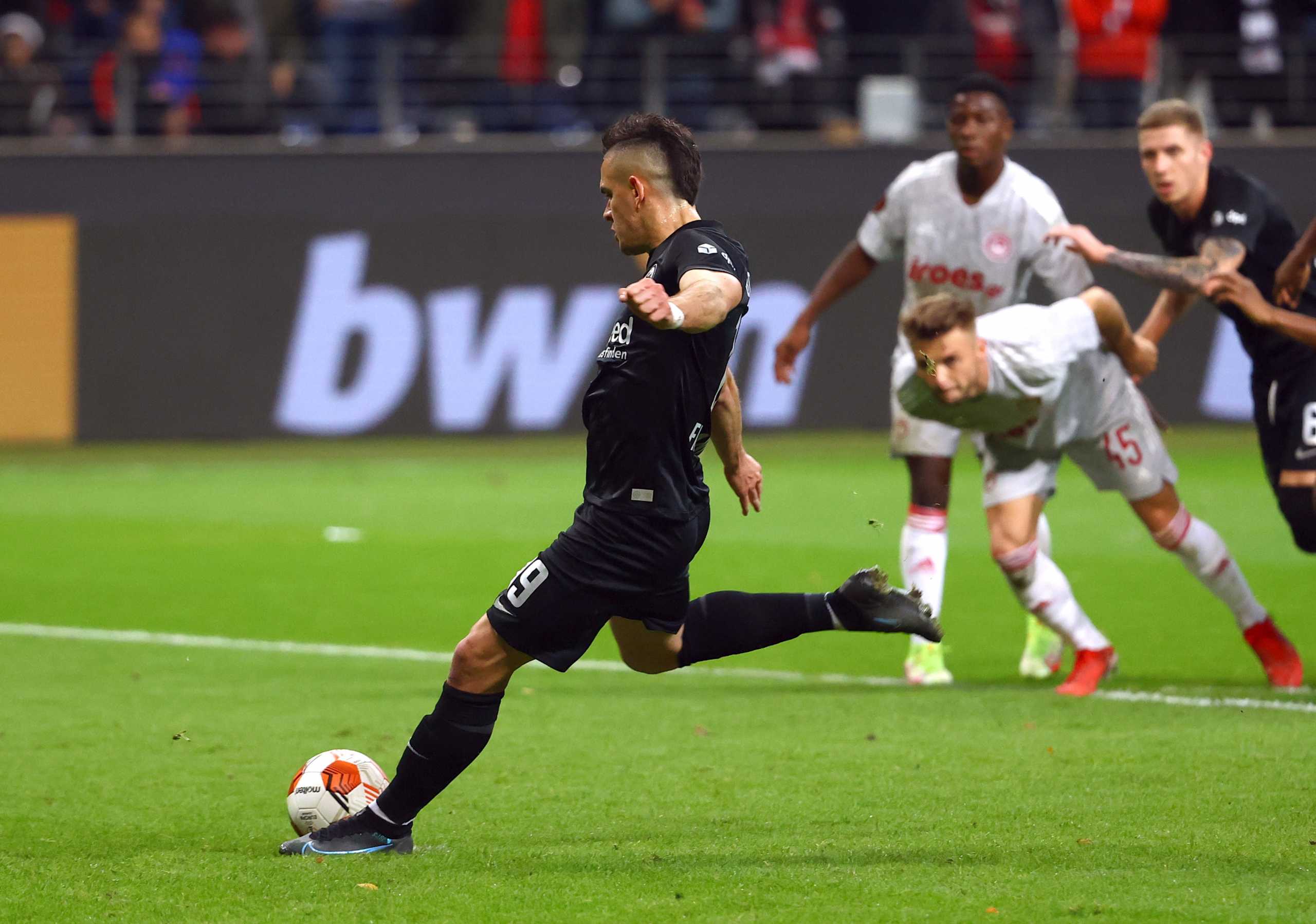 Soccer Football - Europa League - Group D - Eintracht Frankfurt v Olympiacos - Deutsche Bank Park, Frankfurt, Germany - October 21, 2021 Eintracht Frankfurt's Rafael Santos Borre scores their first goal from the penalty spot REUTERS
