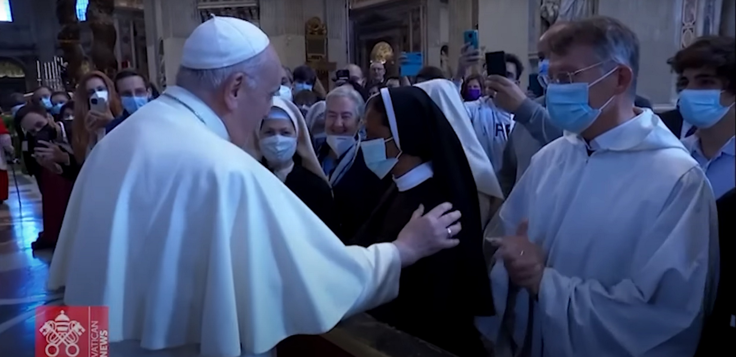 Ο Πάπας Φραγκίσκος με την Γκλόρια Σεσίλια Ναρβάες, την καλόγρια όμηρο των τζιχαντιστών από το 2017 – Δείτε βίντεο