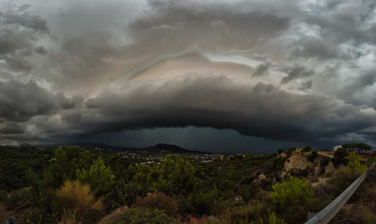 Καιρός – Ρόδος: Το εντυπωσιακό shelf cloud που «έκρυψε» τον ουρανό