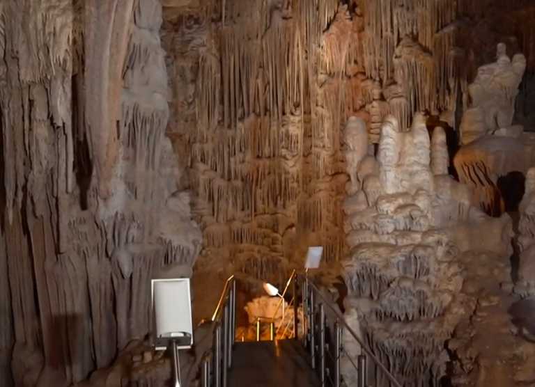 Χίος: Περιήγηση που καθηλώνει στο σπήλαιο της Συκιάς Ολύμπων – Ένα μοναδικό ταξίδι στο άγνωστο