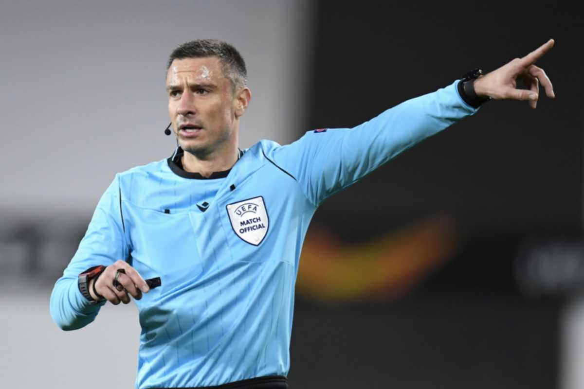 epa09068324 Slovenian referee Slavko Vincic gestures during the UEFA Europa League round of 16, first leg soccer match between Manchester United and AC Milan in Manchester, Britain, 11 March 2021.  EPA