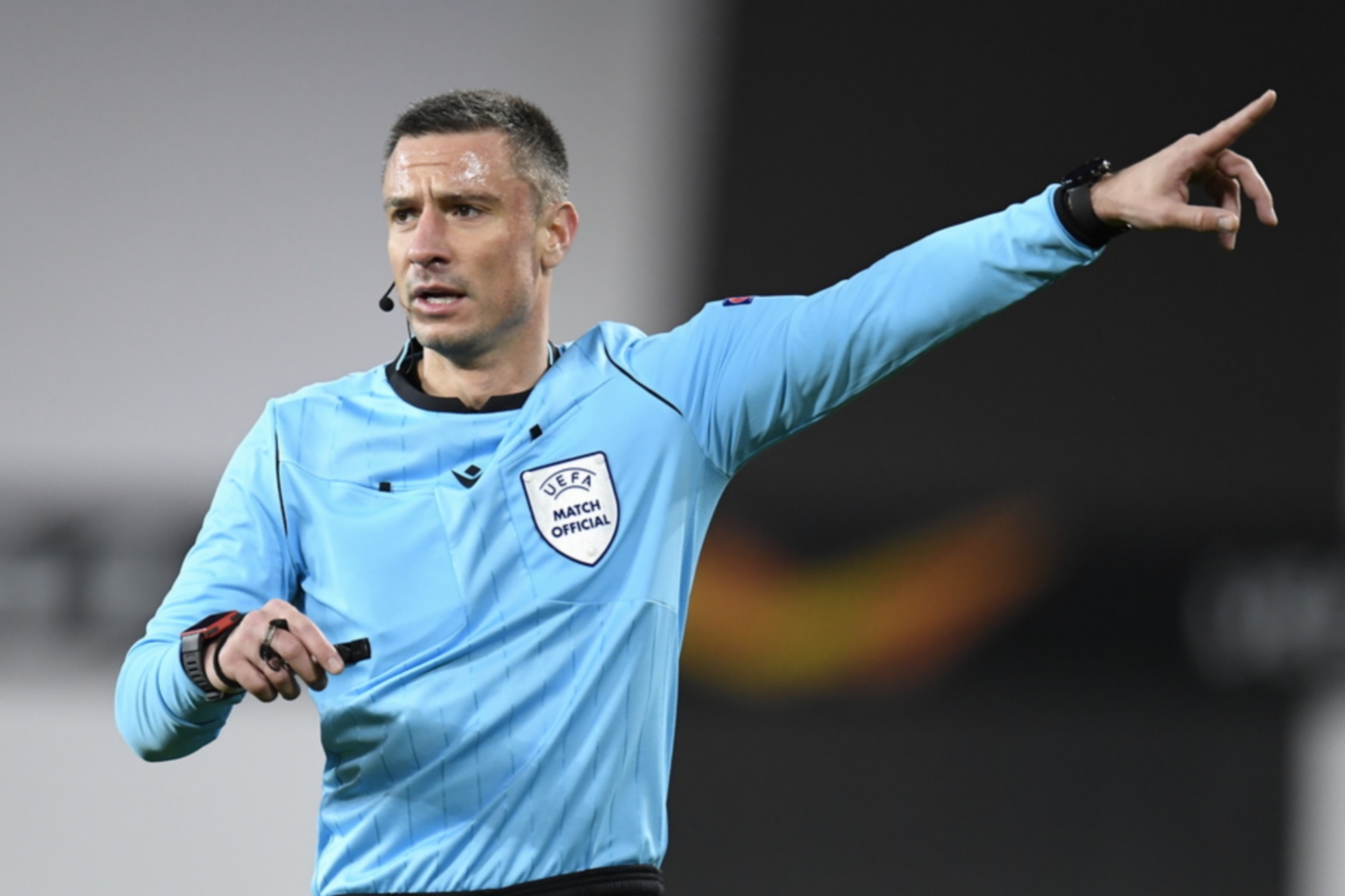 epa09068324 Slovenian referee Slavko Vincic gestures during the UEFA Europa League round of 16, first leg soccer match between Manchester United and AC Milan in Manchester, Britain, 11 March 2021.  EPA