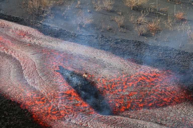 Έκρηξη ηφαιστείου στη Λα Πάλμα: Κατέρρευσε τμήμα του κρατήρα και «φούσκωσε» το ποτάμι της λάβας